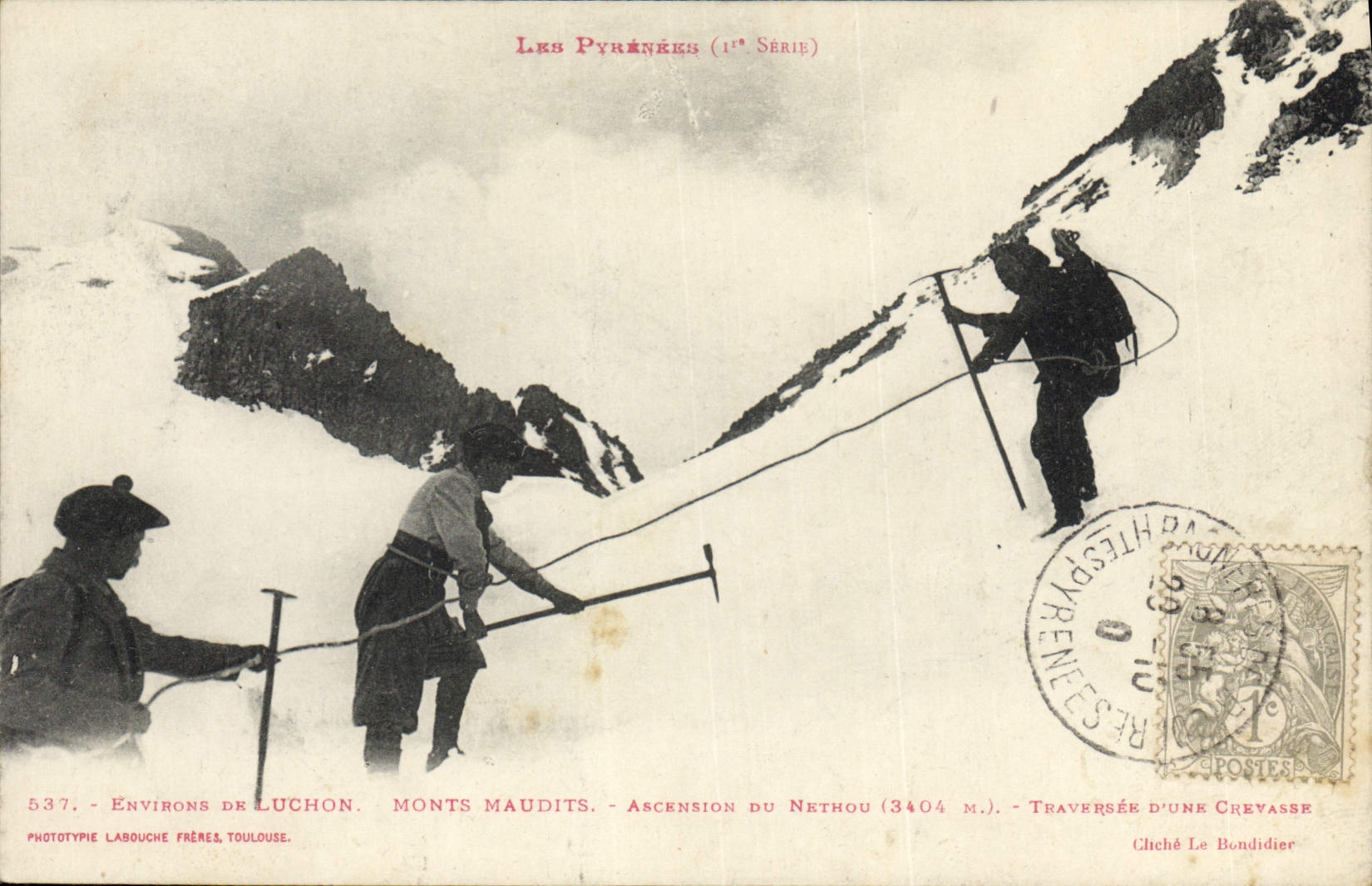 Environs de Luchon — Ascension du Nethou (3404 m.) — Traversée d'une crevasse — Phototypie Labouche Frères, Toulouse