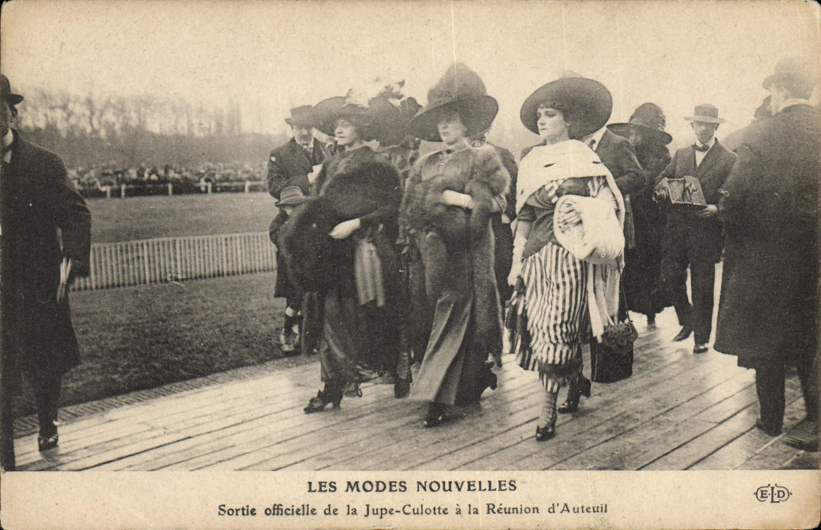Les Modes Nouvelles — Sortie officielle de la Jupe-Culotte à la Réunion d'Auteuil — E.D.