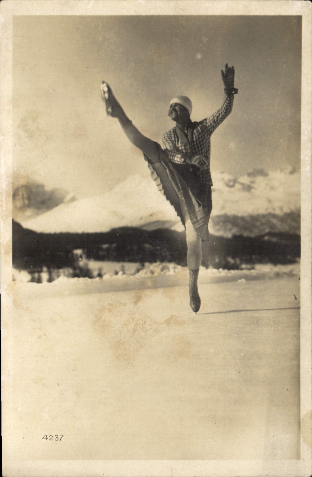 Patineuse en plein vol — montagnes enneigées — Édition Art. Perrot, Lausanne, n°4237