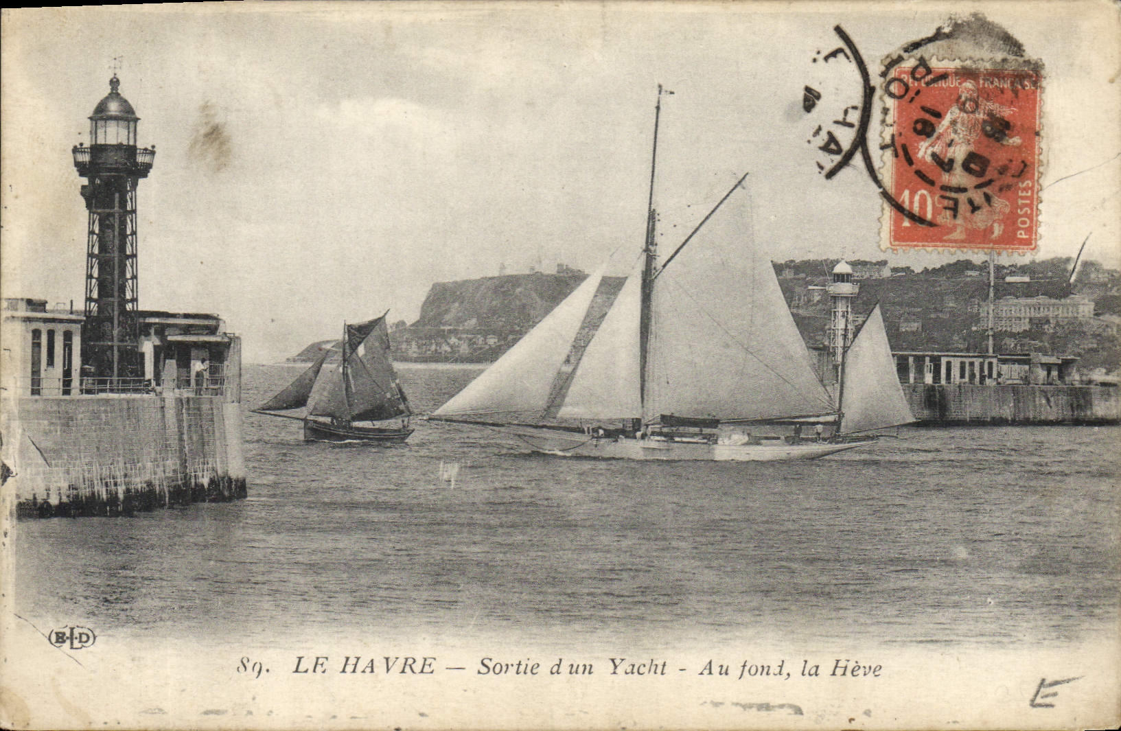 LE HAVRE — Sortie d'un Yacht — Au fond, la Hève — B.P.D. n°89