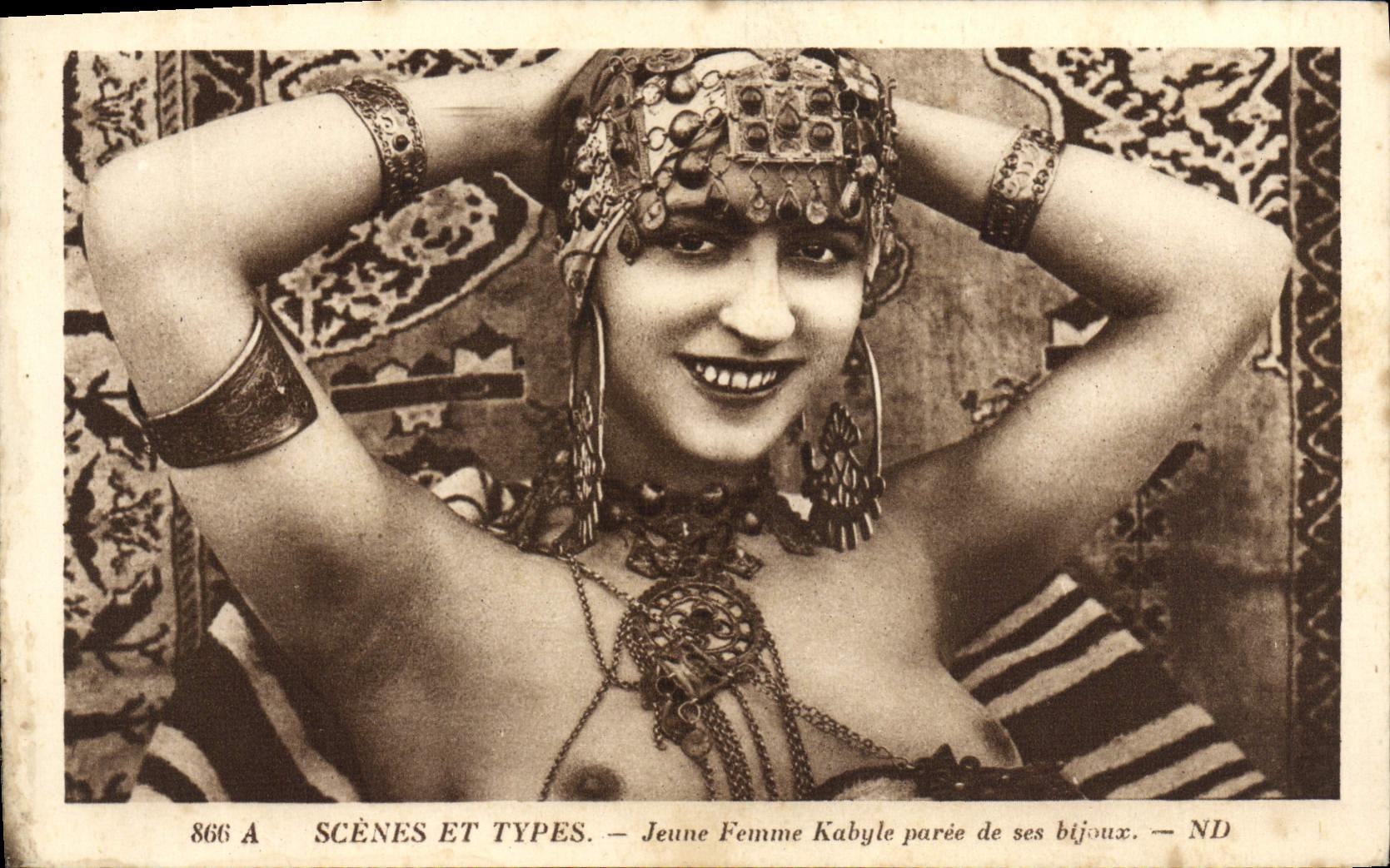 CPA Beaute orientale Jeune fille Kabyle paree de ses bijoux 