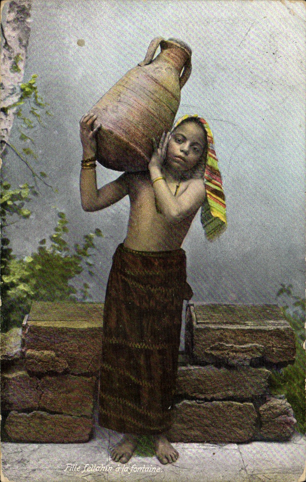 CPA Beaute orientale Fille Fellahin a la fontaine 