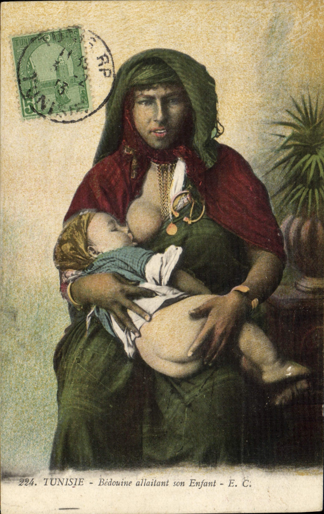 CPA Beaute orientale Tunisie Bedouine allaitant son enfant Tunisie