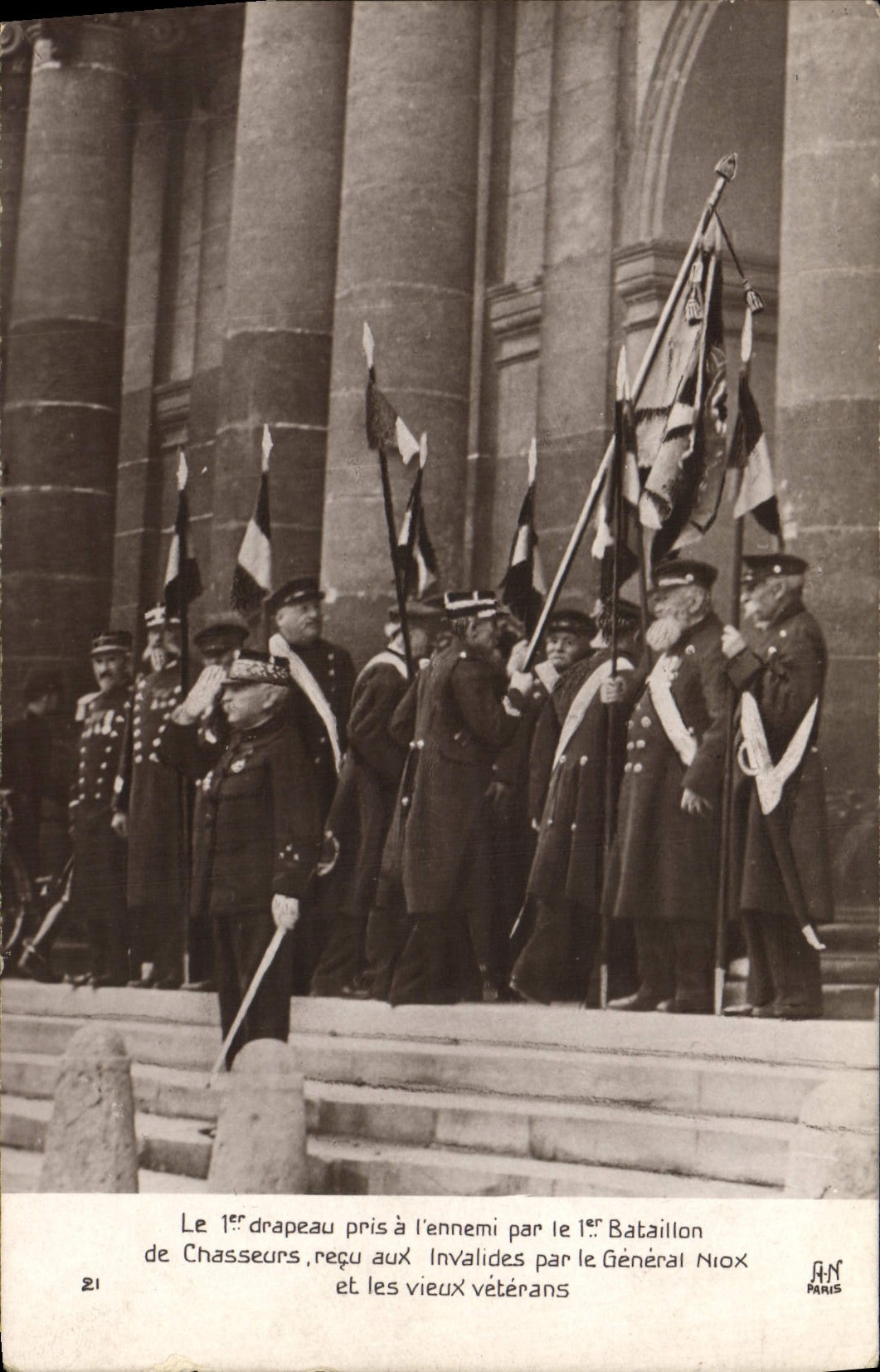 CPA Militaria Le 1er drapeau pris a l'ennemi par le 1er bataillon de chasseurs 