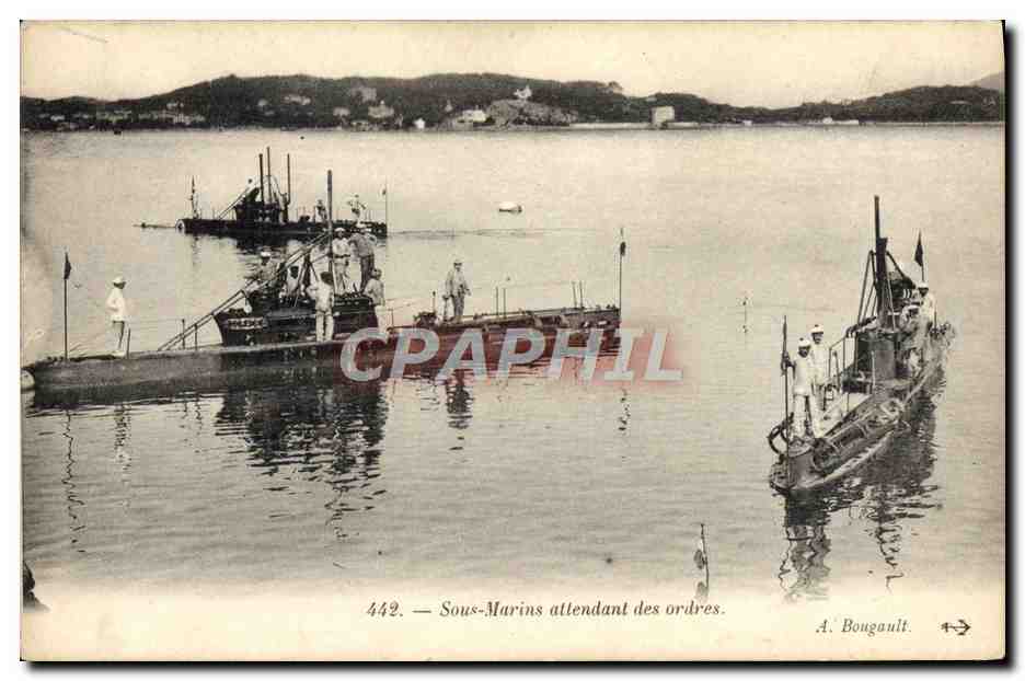 CPA Bateau de guerre Sous-marin attendant les ordres 