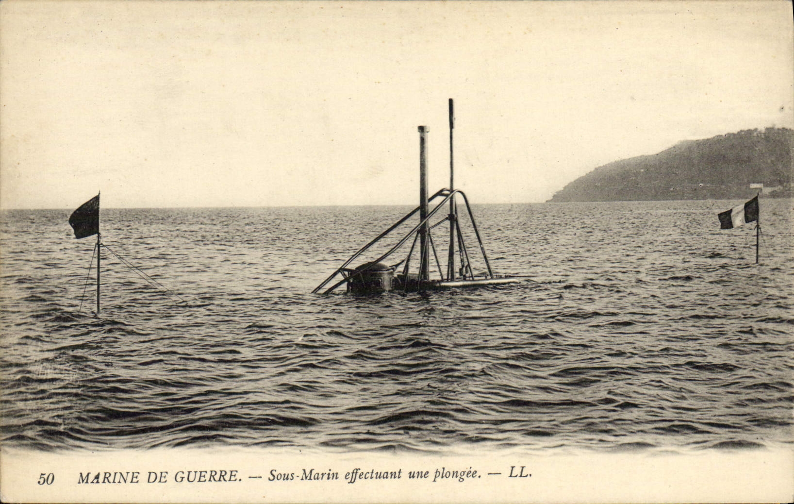 CPA Bateau de guerre Sous-marin effectuant une plongee