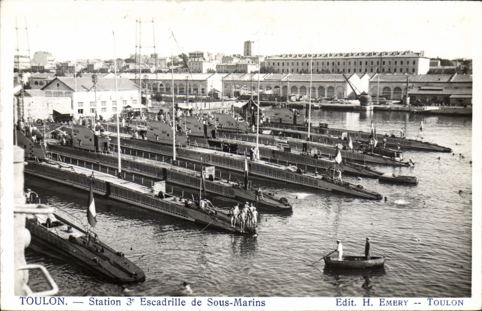 CPA Bateau de guerre Toulon Station 3eme escadrille de Sous-marins