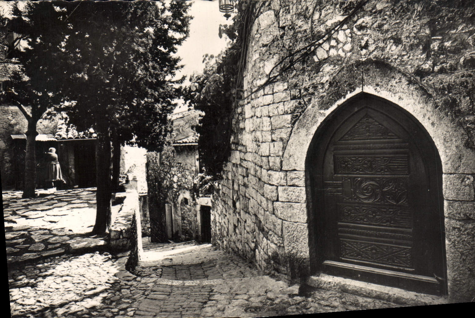Eze-Village — Une vieille porte et la place du Planet — Éditions S.E.P.T.