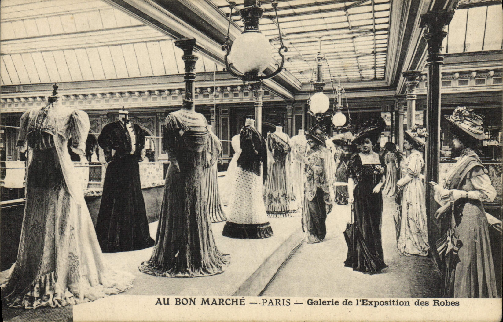 CPA Mode Paris Au Bon Marche Galerie de l'exposition des robes 