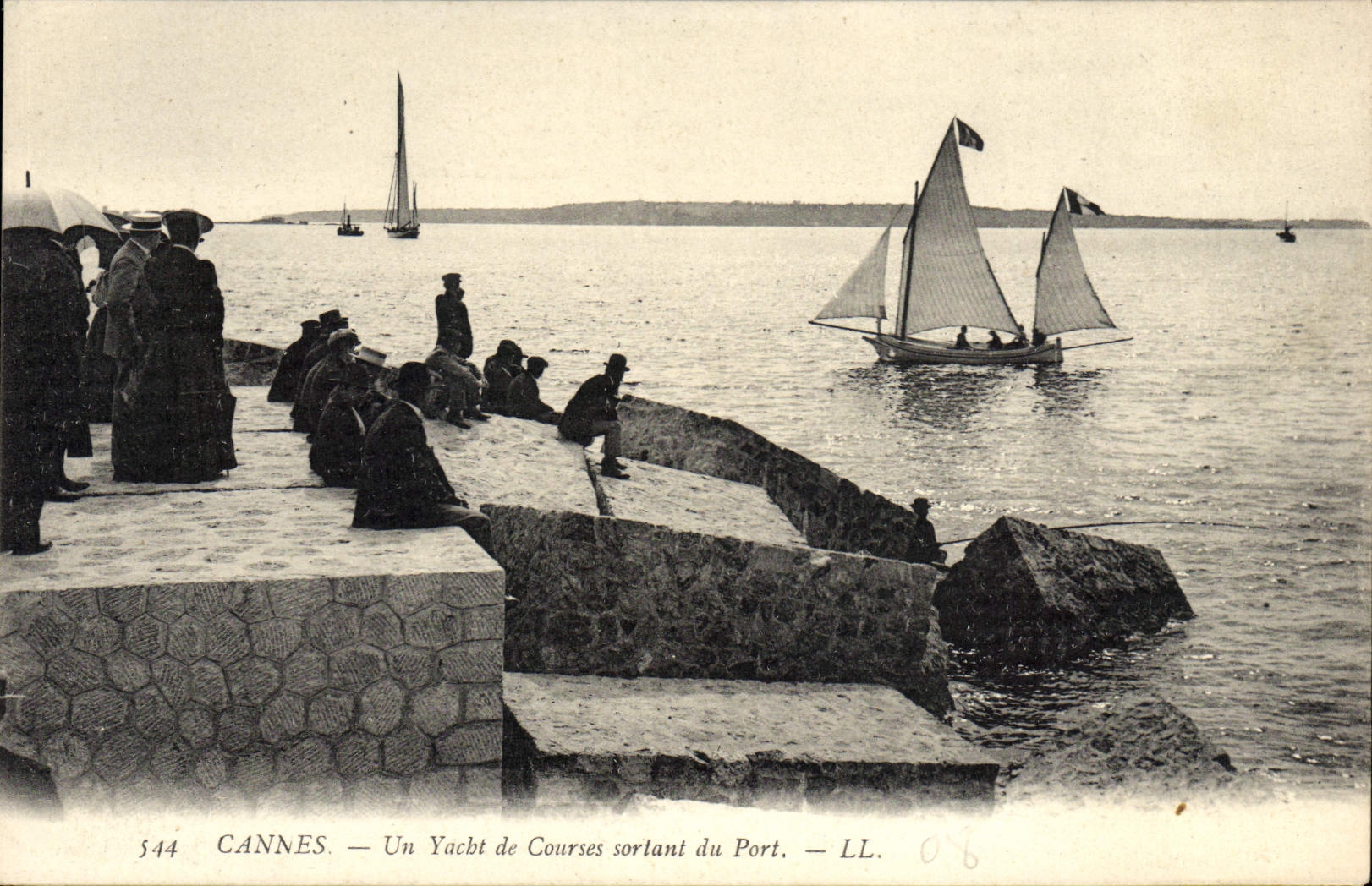 CANNES — Un Yacht de Courses sortant du Port. — LL. — n° 544