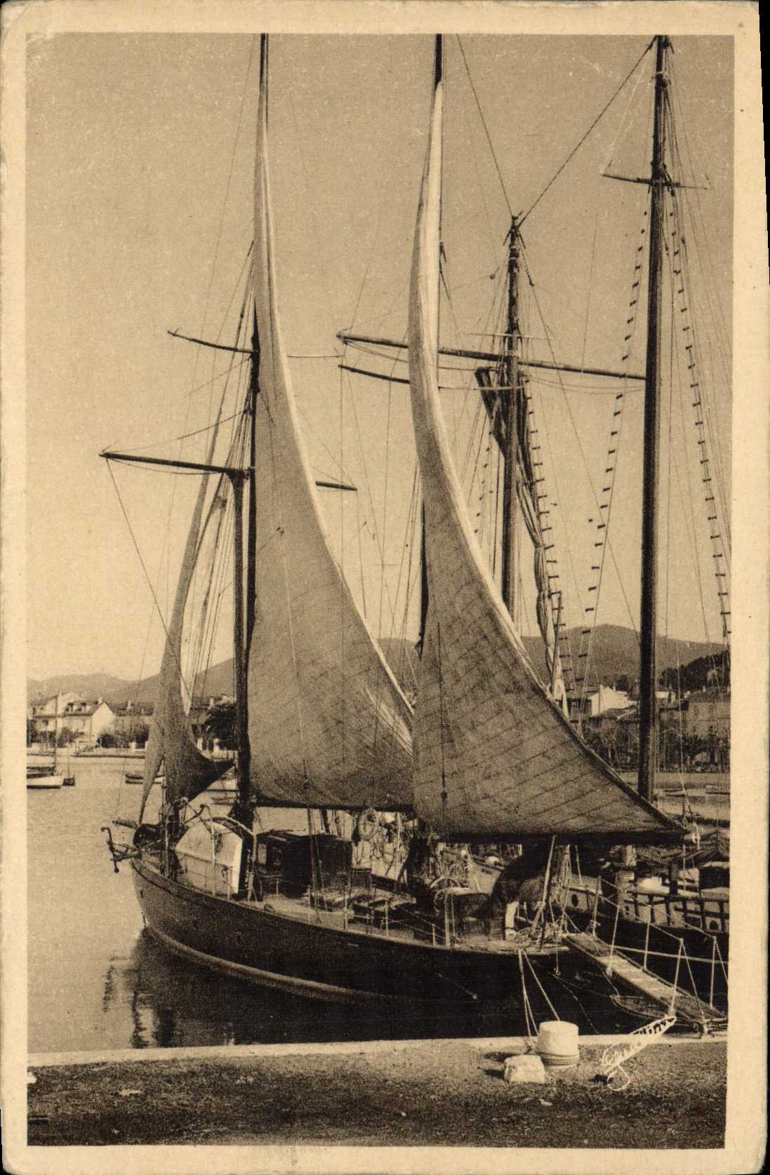 Sainte-Maxime-sur-Mer — Voiliers au Port — Édition Gualitér, Tabac