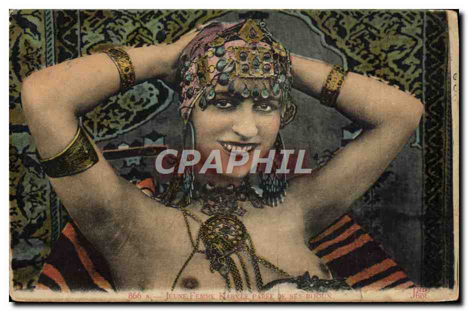 CPA Nu erotique Femme Jeune femme Kabile paree de ses bijoux 