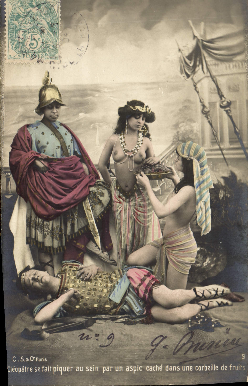 CPA Nu erotique Femme Cleopatre se fait piquer au sein par un aspic Egypte Egypt