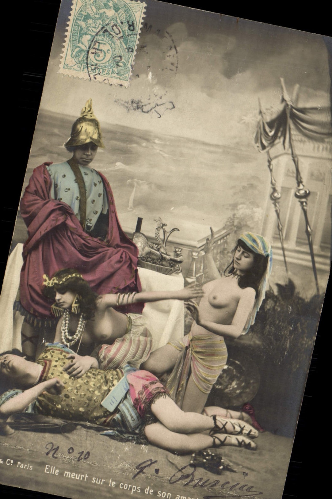 CPA Nu erotique Femme Egypte Egypt Cleopatre meurt sur le corps de son amant
