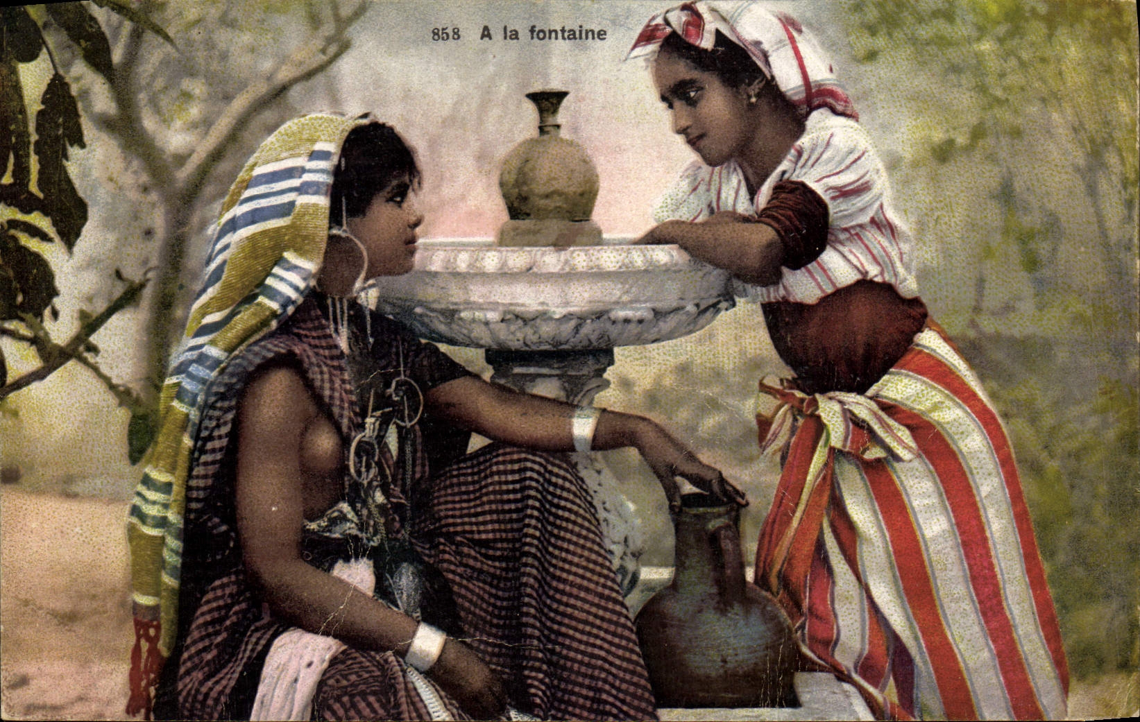 CPA Nu erotique Femme A la fontaine 