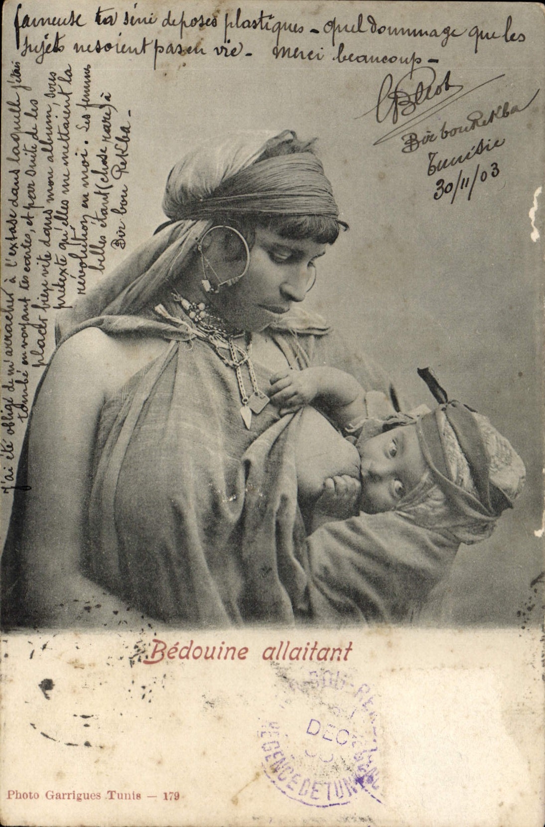 CPA Nu erotique Femme Bedouine allaitant Enfant 