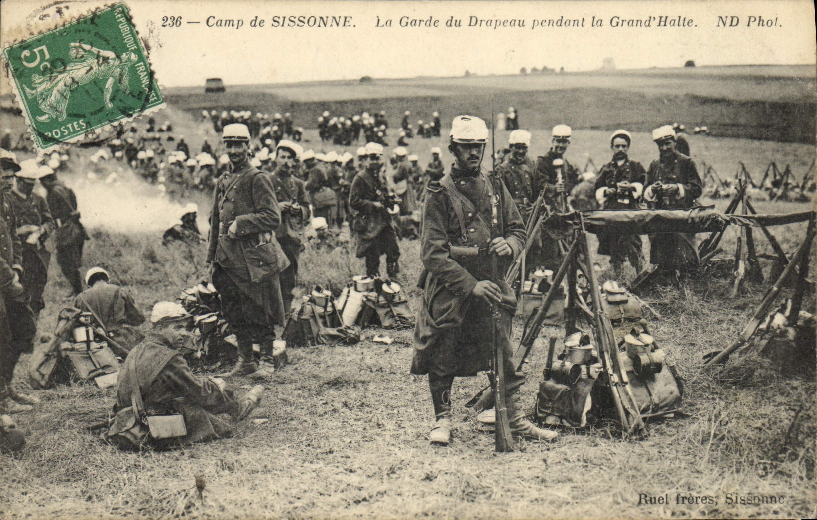 Camp de Sissonne — La Garde du Drapeau pendant la Grand'Halte — Ruel frères, Sissonne