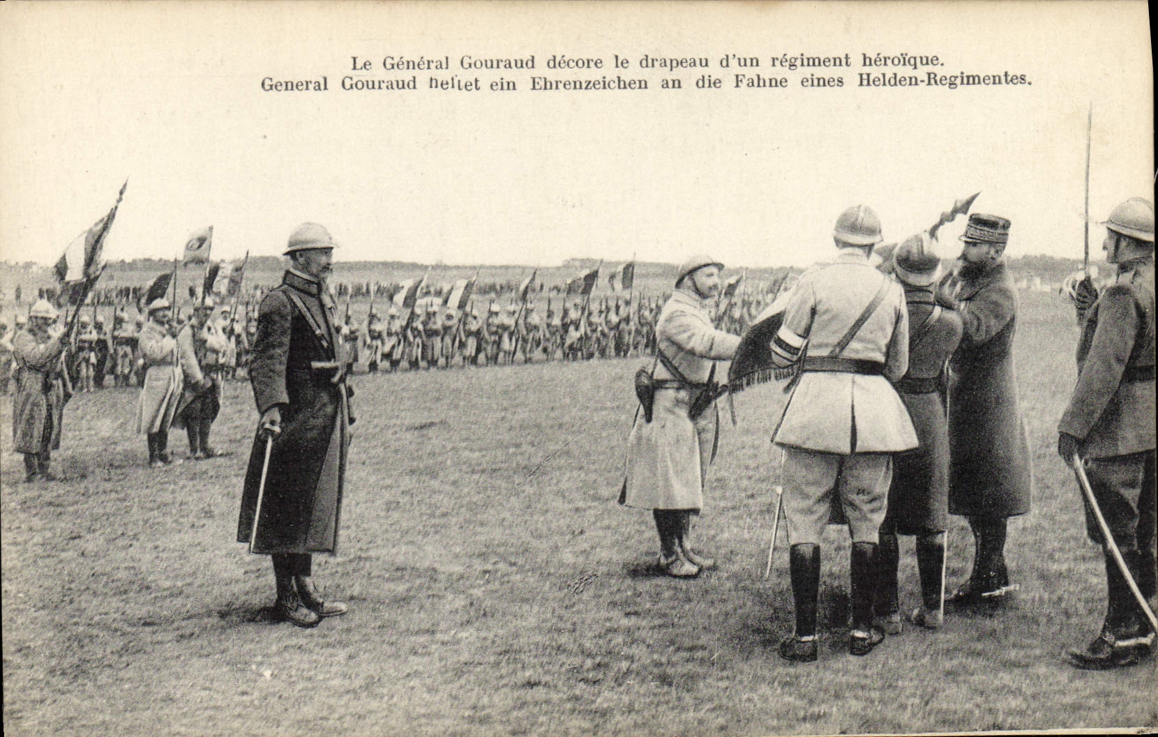 Generaal Gouraud dekoreert het vlaggen van een heldhaftig regiment — uitgever CPAPHIL, n° III