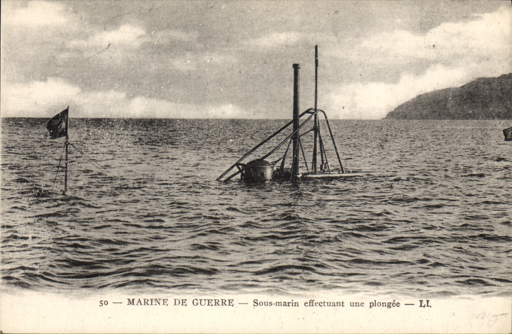 CPA Bateau Sous marin effectuant une plongee
