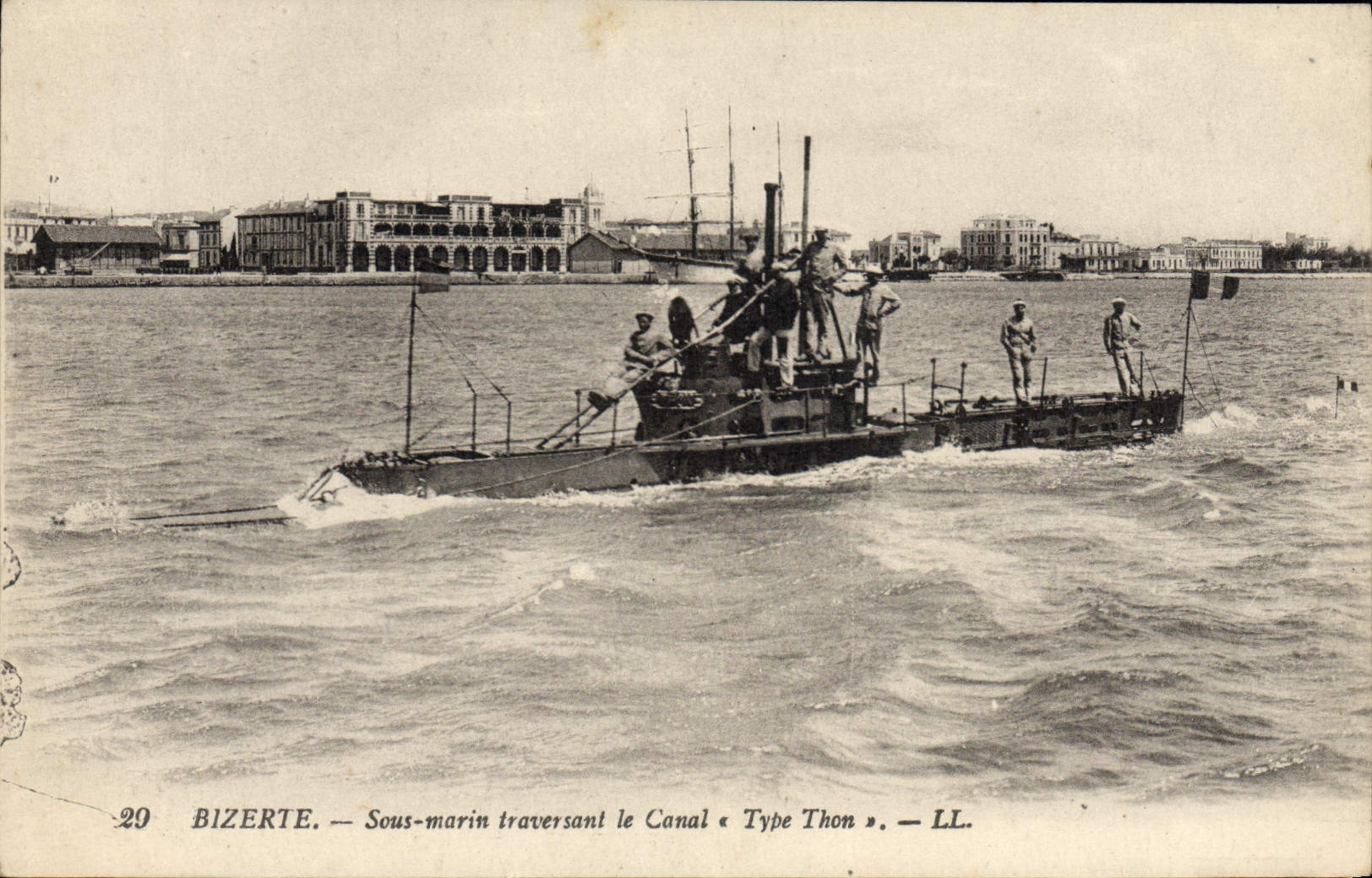 Bizerte — Sous-marin traversant le Canal « Type Thon » — LL.