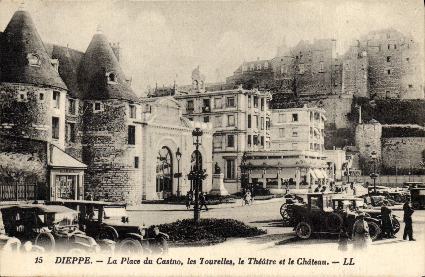 Dieppe — La Place du Casino, les Tourelles, le Théâtre et le Château — LL