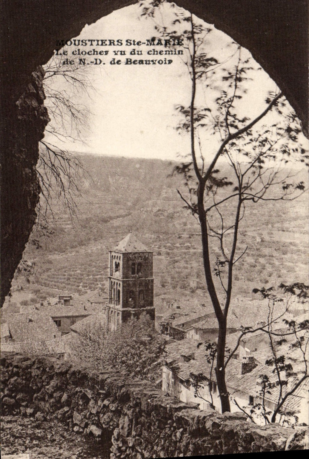 CPA Moustiers Sainte Marie Le Clocher Vu Du Chemin De ND de Beauvoir 