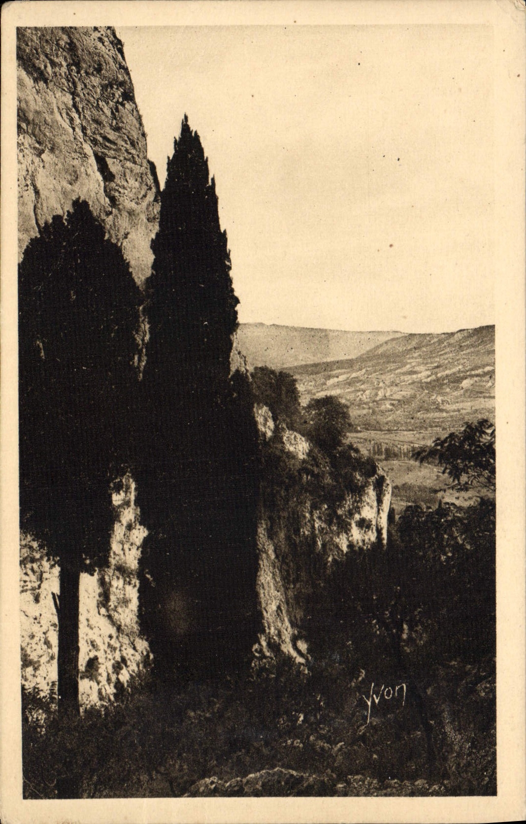 Vue sur la Vallée, prise de la Chapelle N.-D. de Beauvoir — Moustiers-Sainte-Marie — Édition d'Art YVON