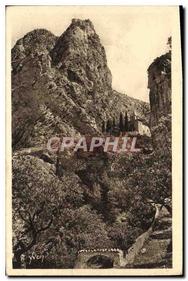 CPA La Douce France Moustiers Sainte Marie et la chapelle de Beauvoir fondee par Charlemagne
