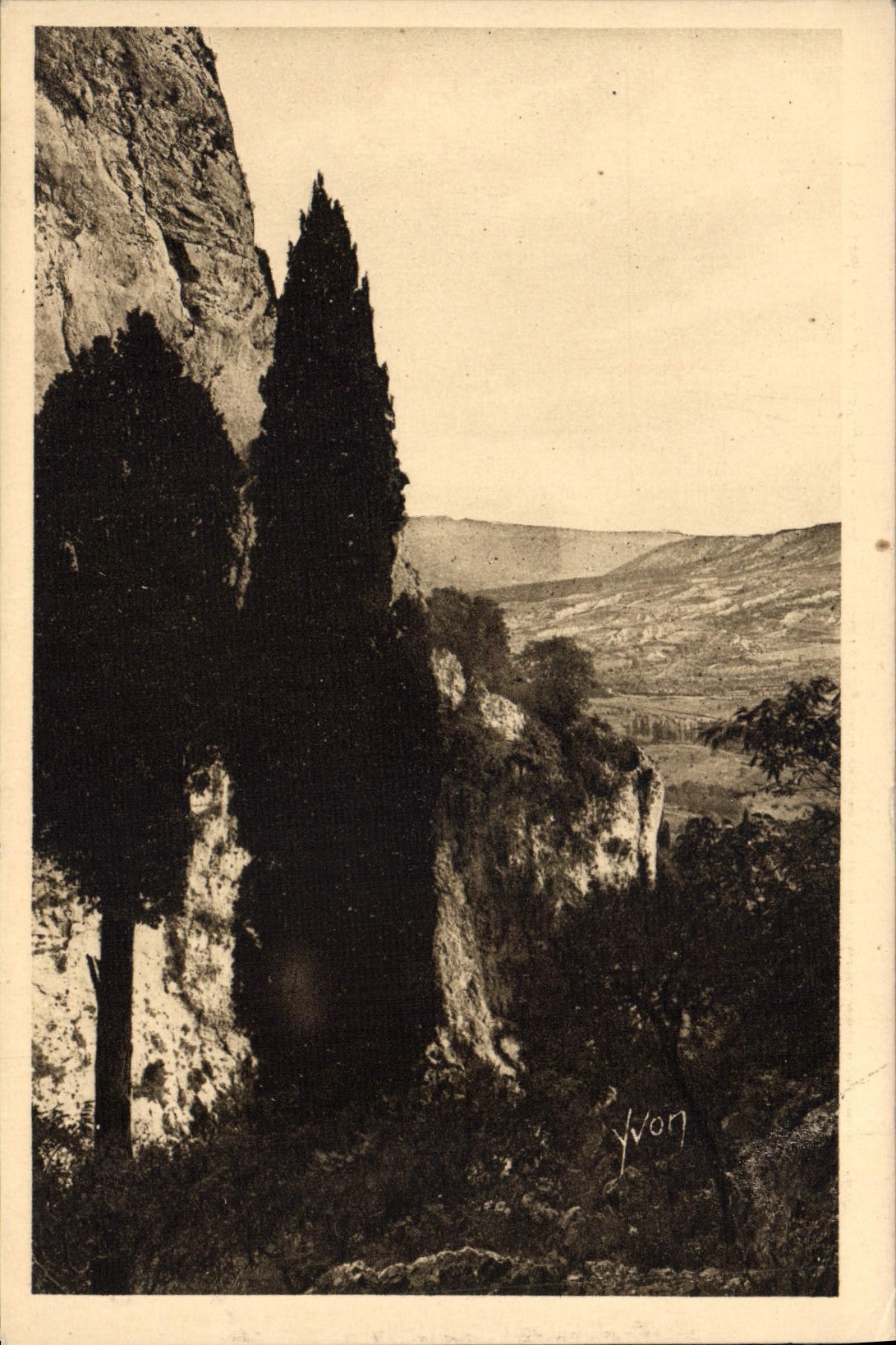 Moustiers-Sainte-Marie — Vue sur la Vallée, prise de la Chapelle N.-D. de Beauvoir — Édition d'Art YVON