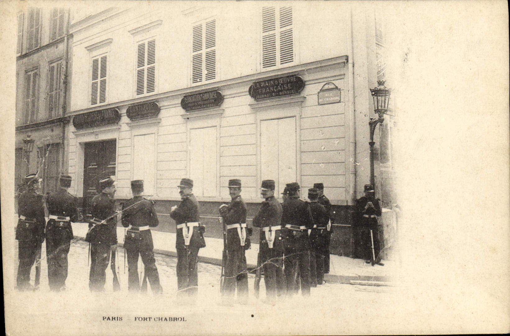 Paris — Fort Chabrol — Soldats devant le siège de La Main d'Œuvre Française