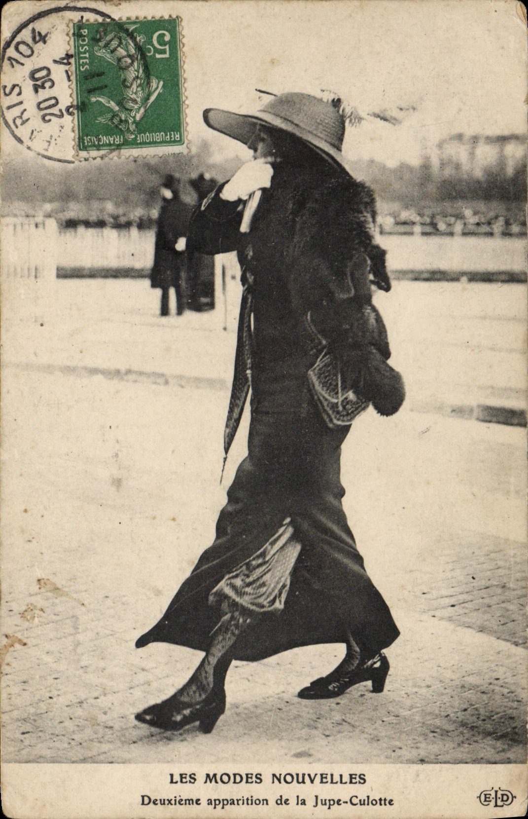 Femme en jupe-culotte — Deuxième apparition de la Jupe-Culotte — E.P.D.