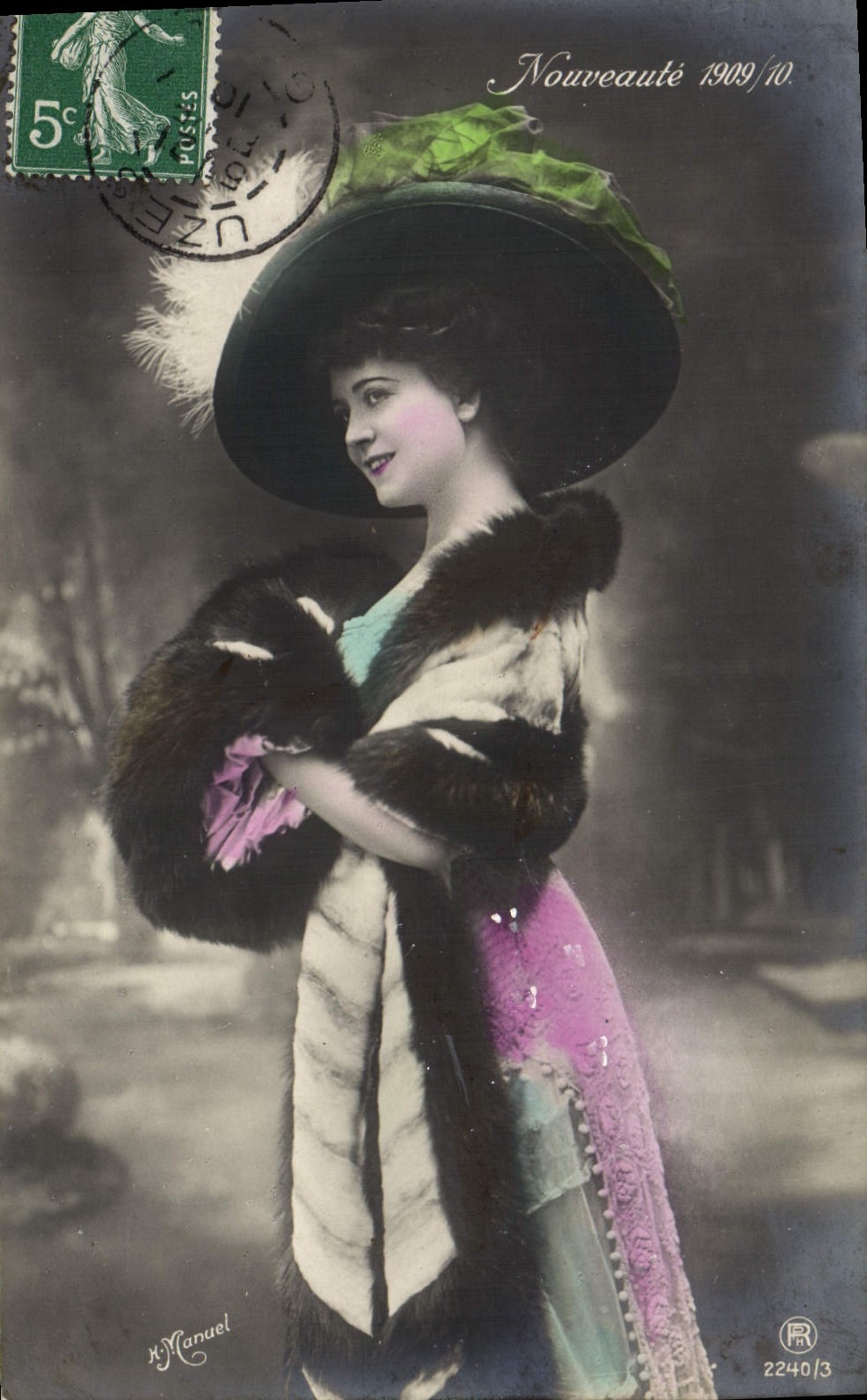 Femme en manteau fourré et chapeau à plumes — Nouveauté 1909/10 — H. Manuel, n° 2240/3