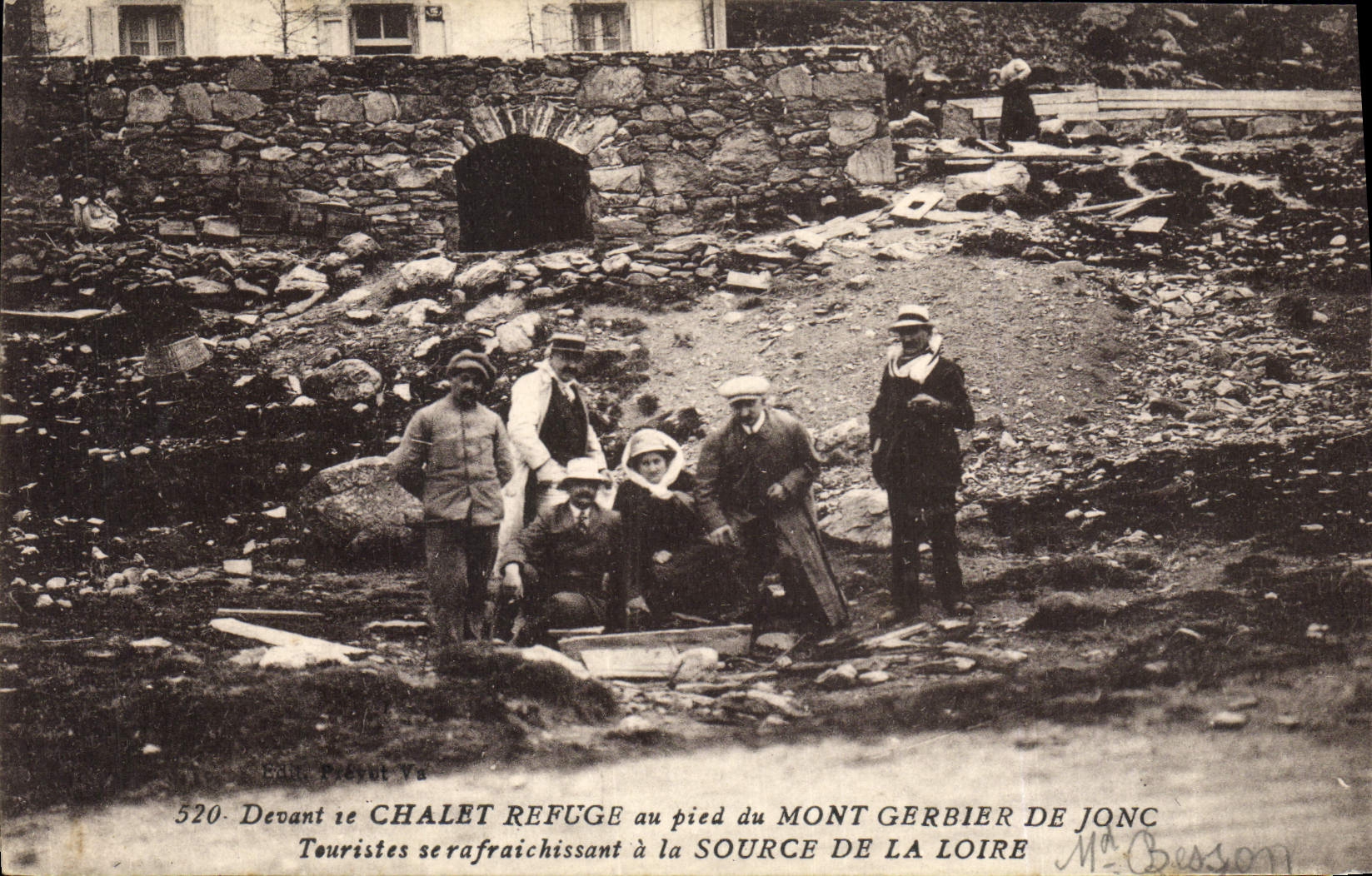 CPA Alpinisme Devant le refuge au pied du Mont Gerbier de Jonc Touristes se rafraichissant a la Source de la Loire