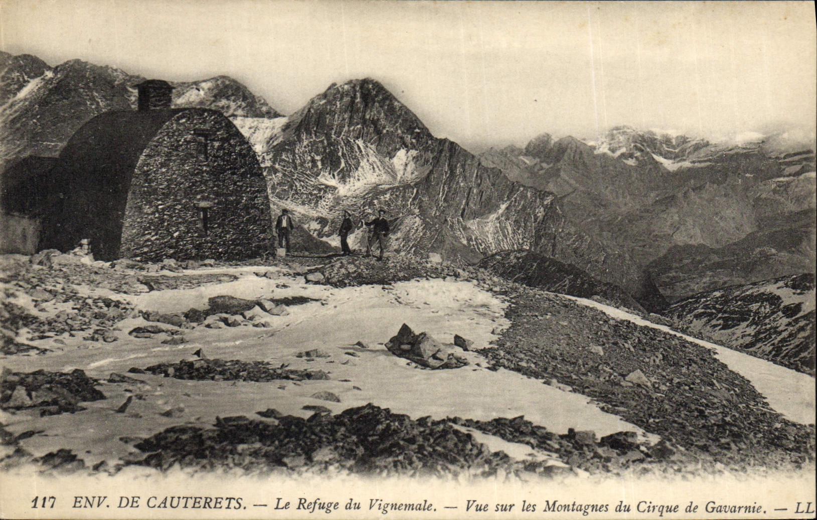 Env. de Cauterets — Le Refuge du Vignemale — Vue sur les Montagnes du Cirque de Gavarnie — LL