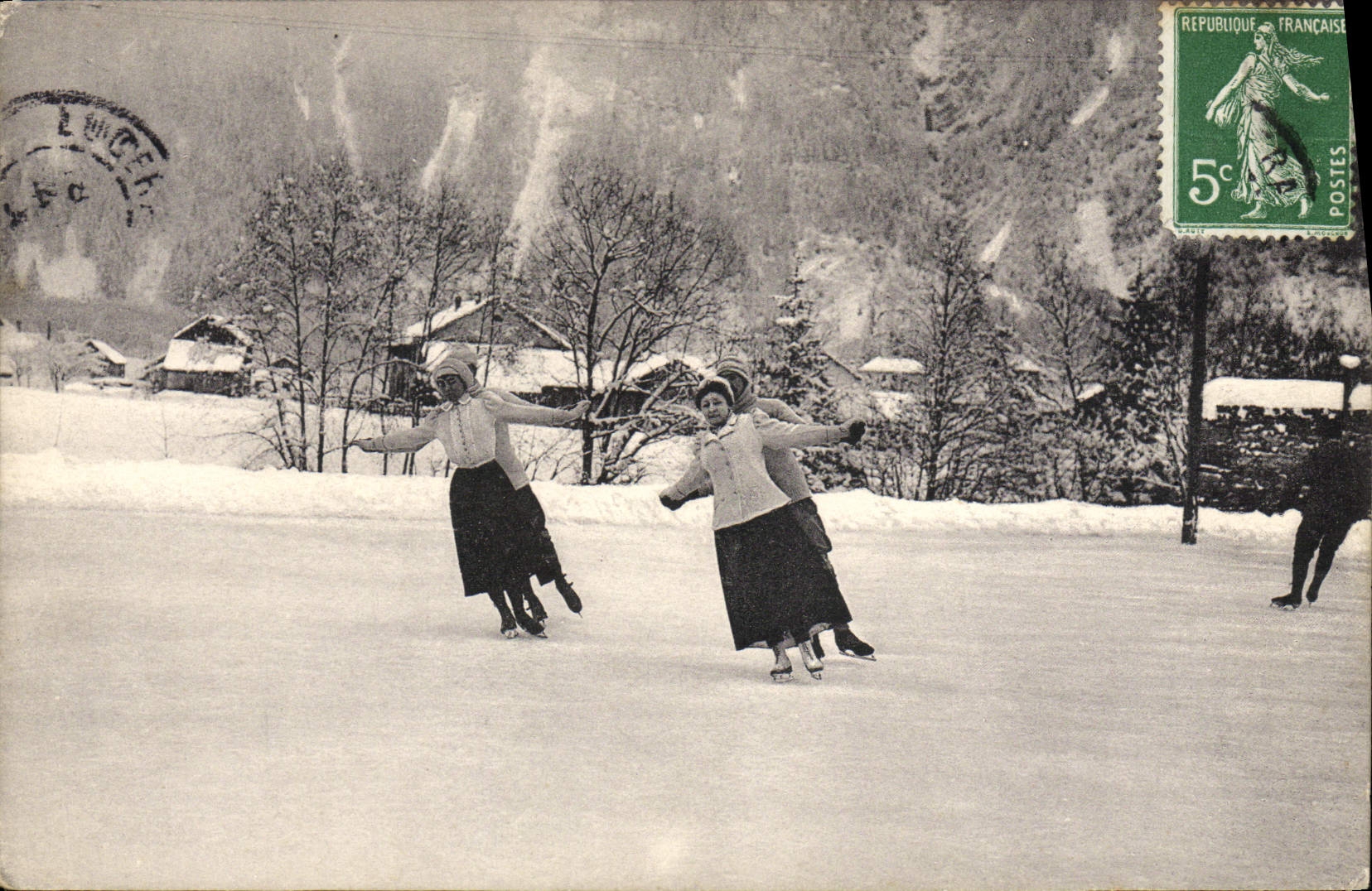 Dos jóvenes mujeres patinando — L'Engel — J. J. 8050, Hermanos Juillien, Fot. Editores, Ginebra