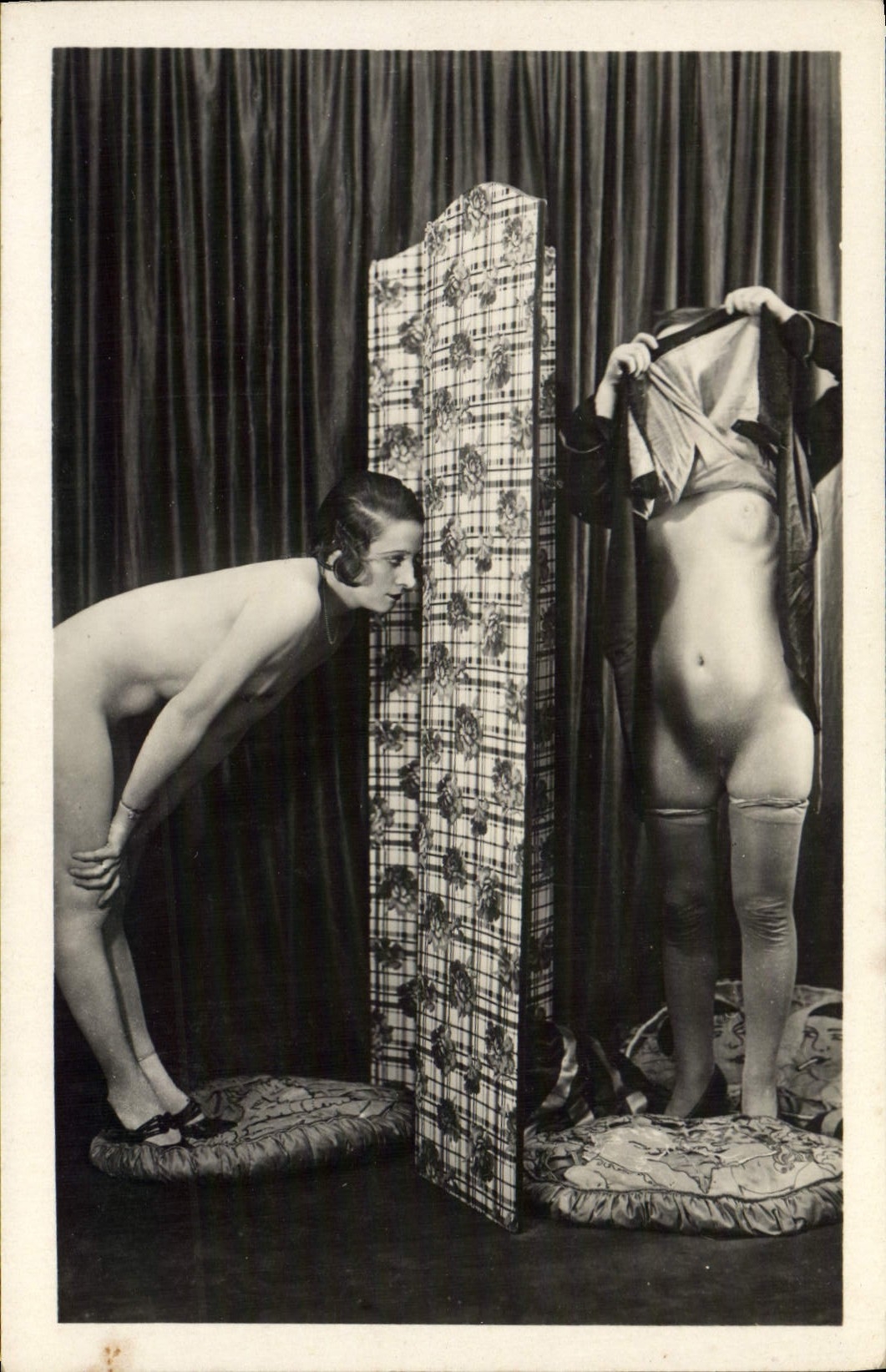 Femme nue observant son reflet dans un écran — éditeur CPAPHIL, n° 91