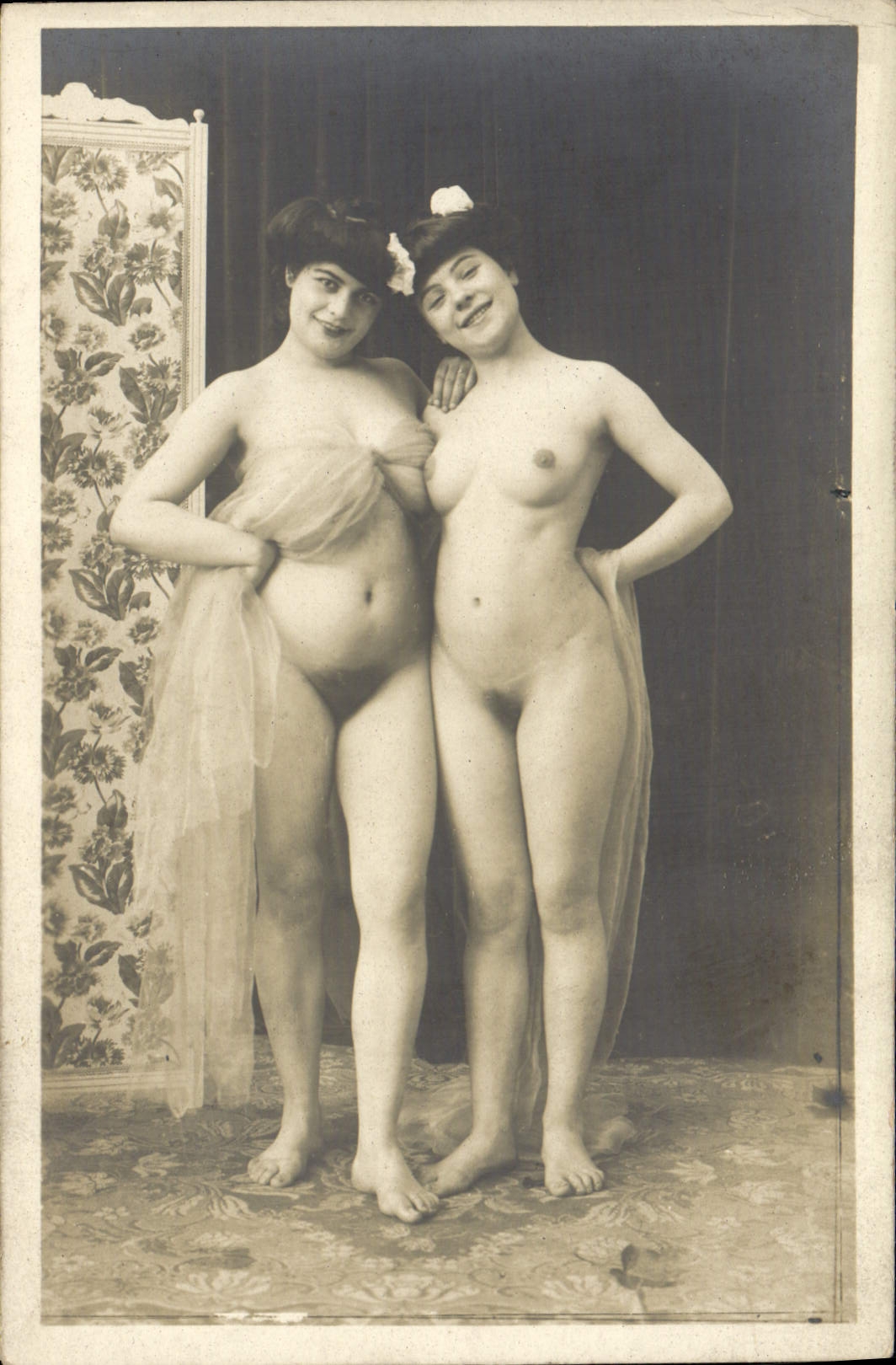 Deux femmes nues — pose studieuse — CPAPHIL n° 12