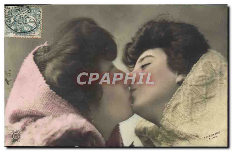 Deux jeunes femmes s'embrassant — Fox Comerid, Milan — n° 5.229