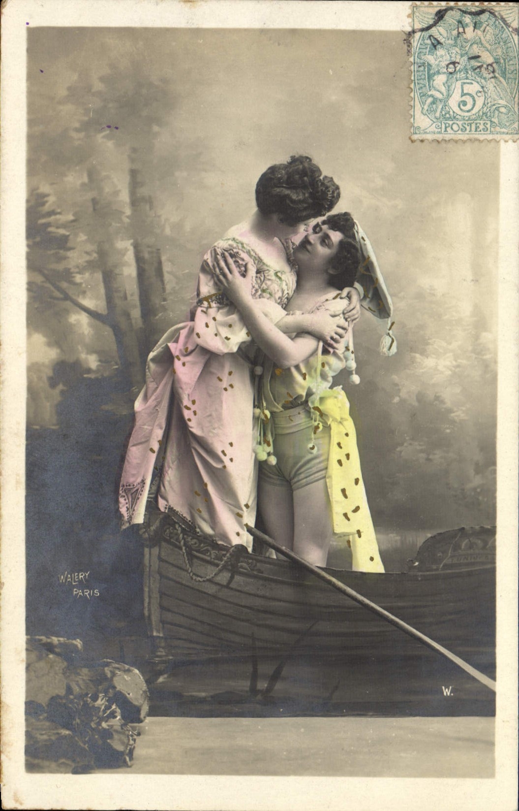 Deux femmes s'embrassant dans un bateau — Walery, Paris — éditeur Walery, n° de série non visible