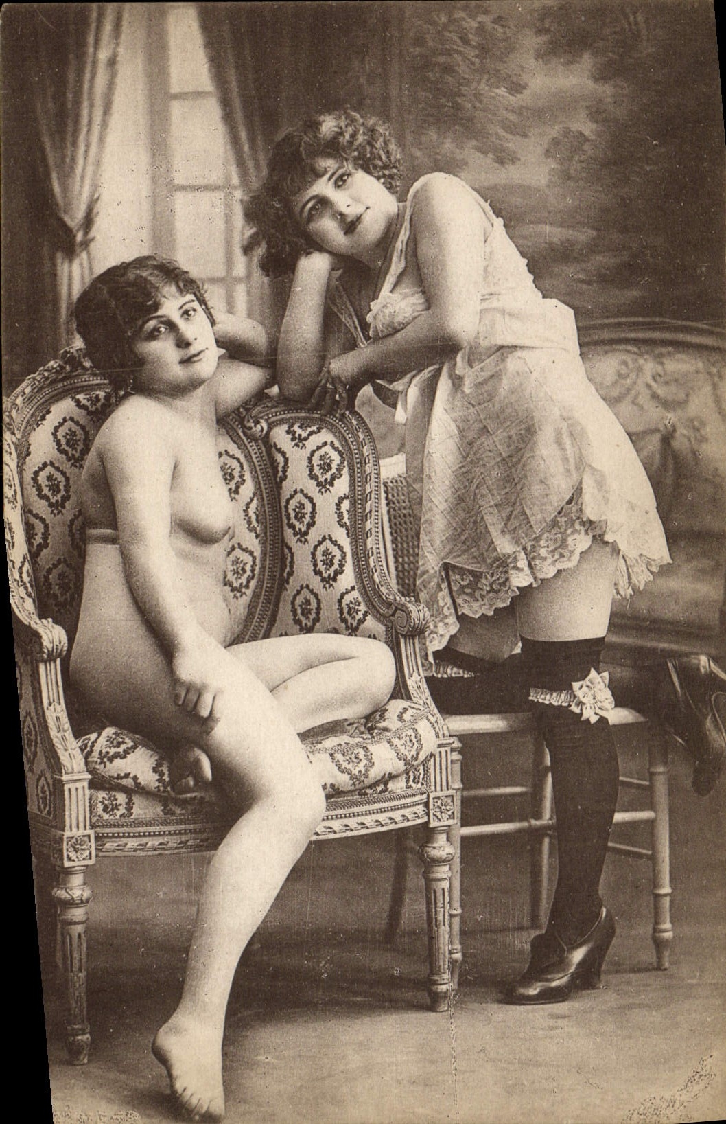 Dos mujeres — una desnuda, la otra en vestido y calcetines — pose de estudio — Lagache, Série 6