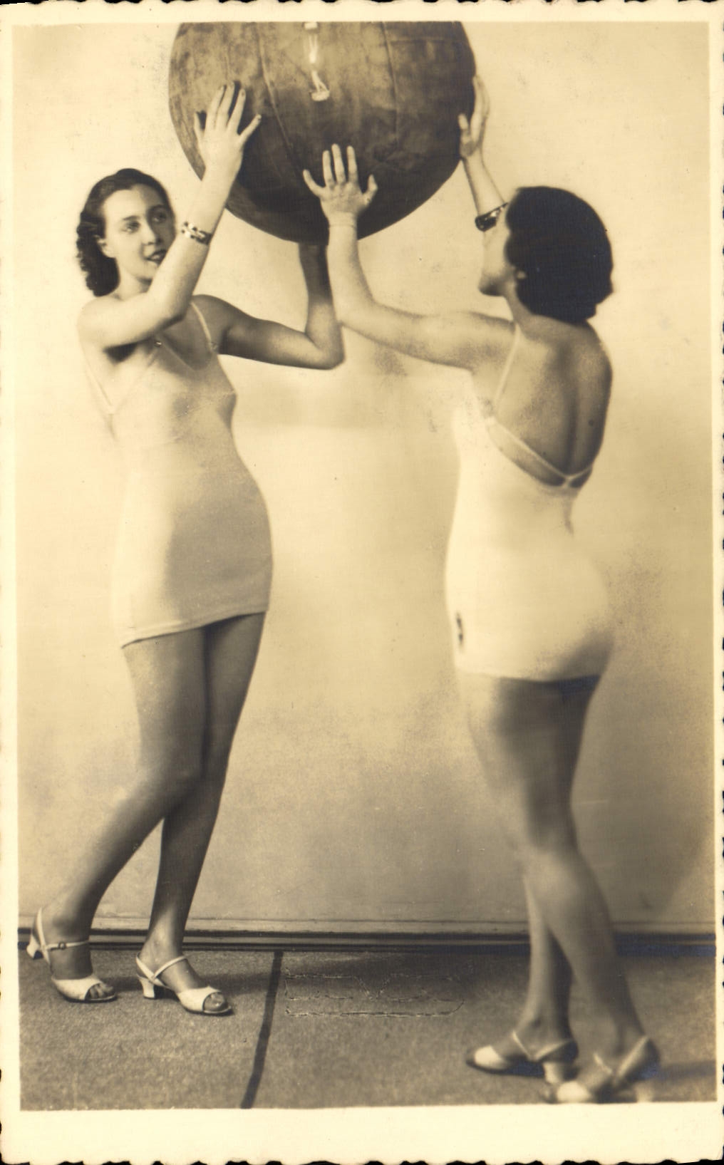 Deux femmes avec un globe terrestre — Nice - Beach — éditeur CPAPHIL, n° 473