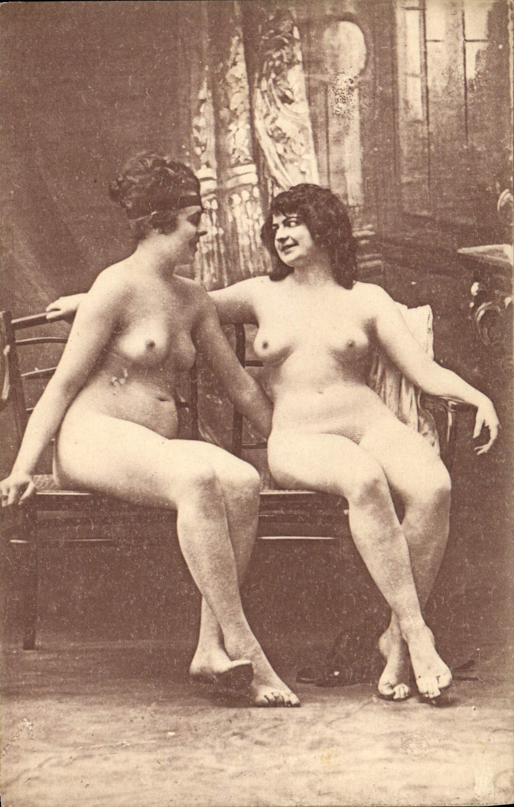 Deux femmes nues — studio — Lagache, Imp.-édit., 1, rue du Helder, Paris, Série 6