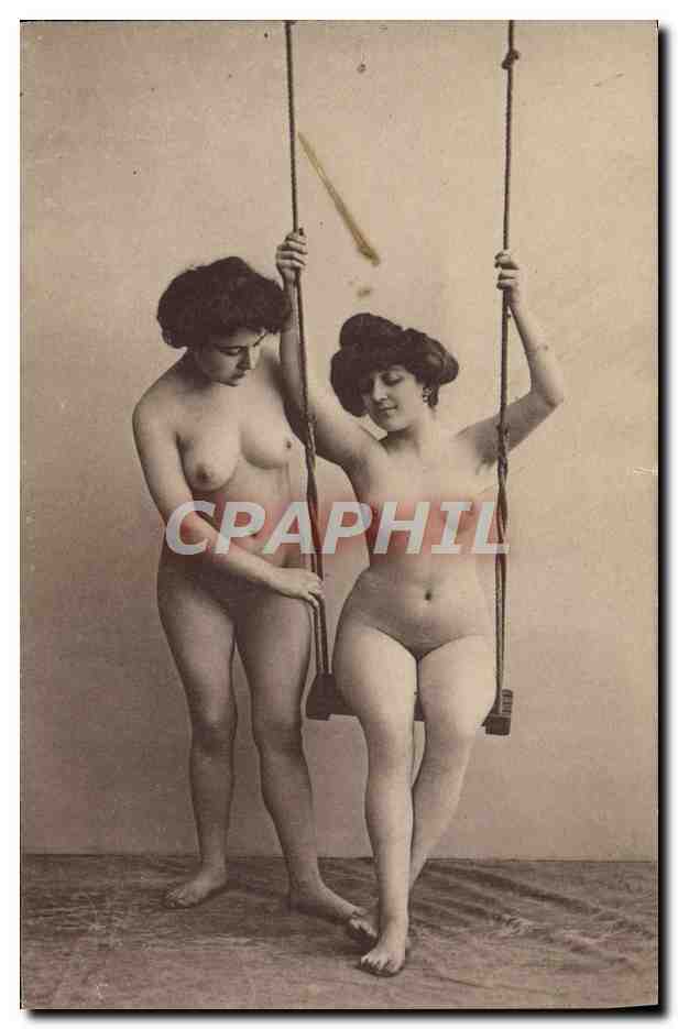 Due donne nude su una bilancia — studio fotografico — CPAPHIL