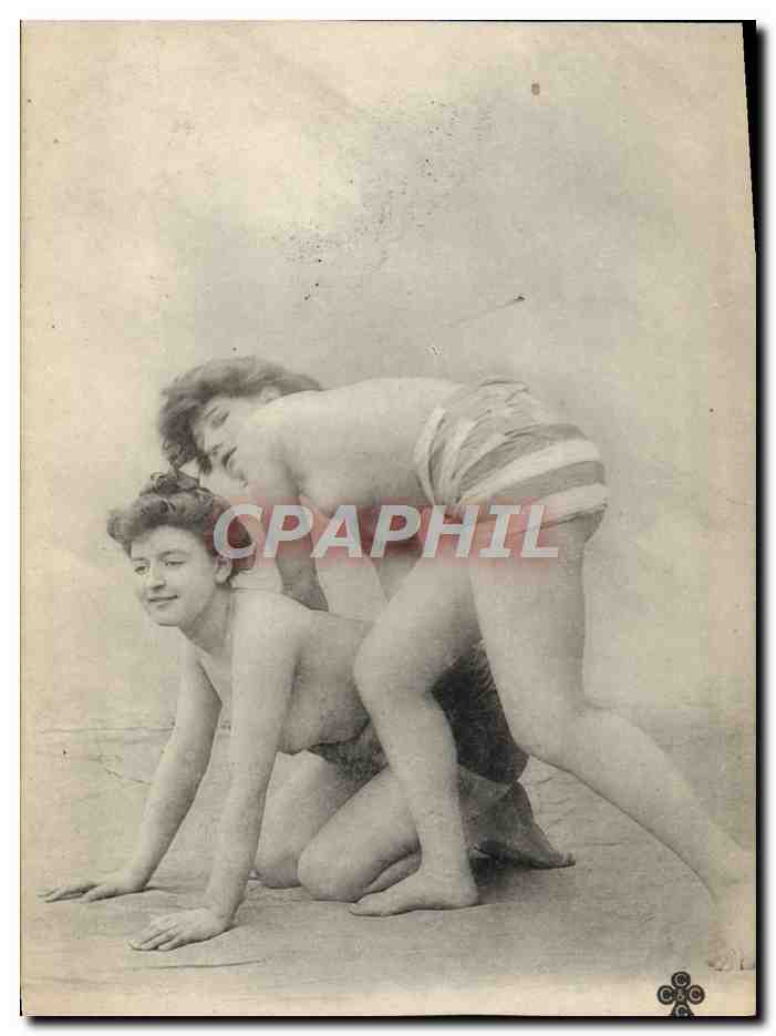 Deux jeunes femmes en tenue de bain — scène de jeu — éditeur inconnu