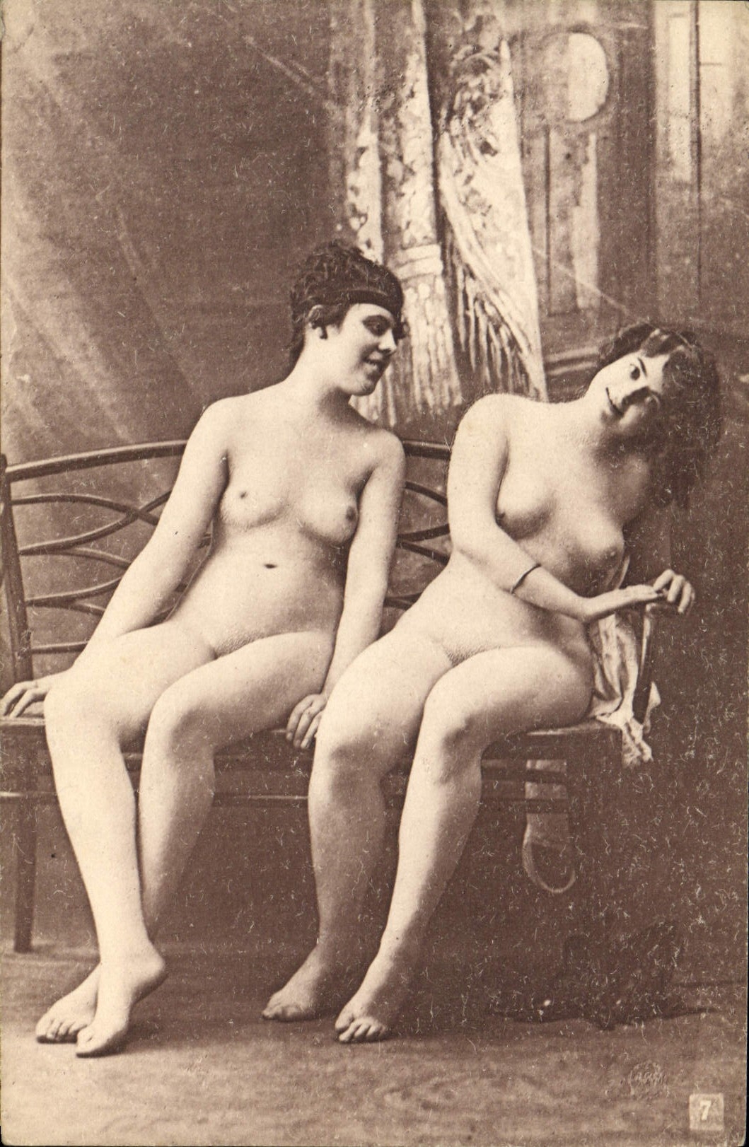 Dos desnudos sentados — estudio fotográfico — Lagache, Imp.-édit., 1, rue du Helder, París, Série 6