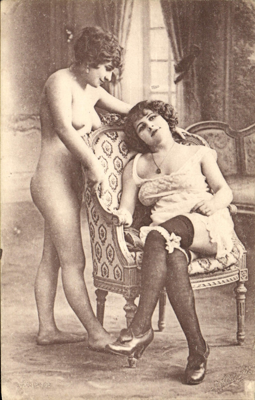 Due donne — scena intima — Lagache Imp.-édit. Série 6
