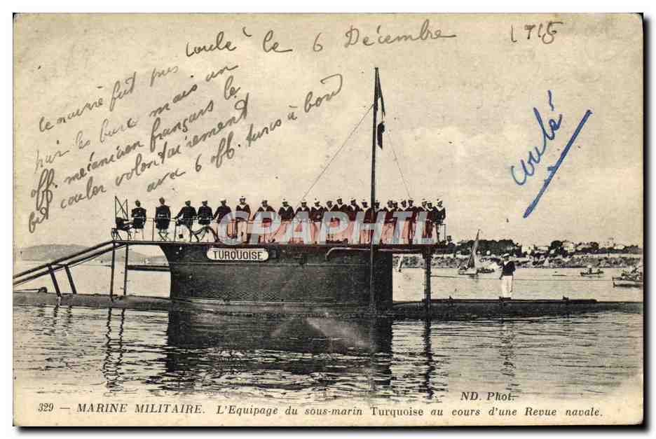 CPA Bateau de guerre L'equipage du Sous-marin Turquoise au cours d'une revue navale 