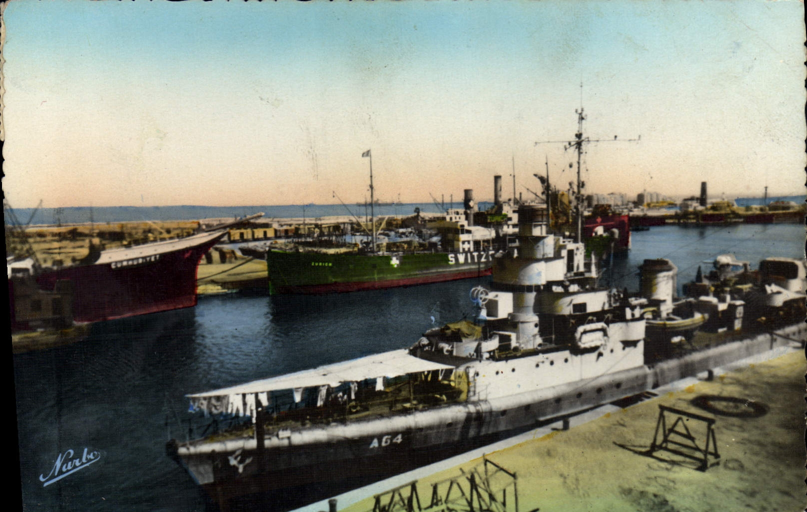CPM Bateau de guerre Sete Les quais de la Republique et les Quais 