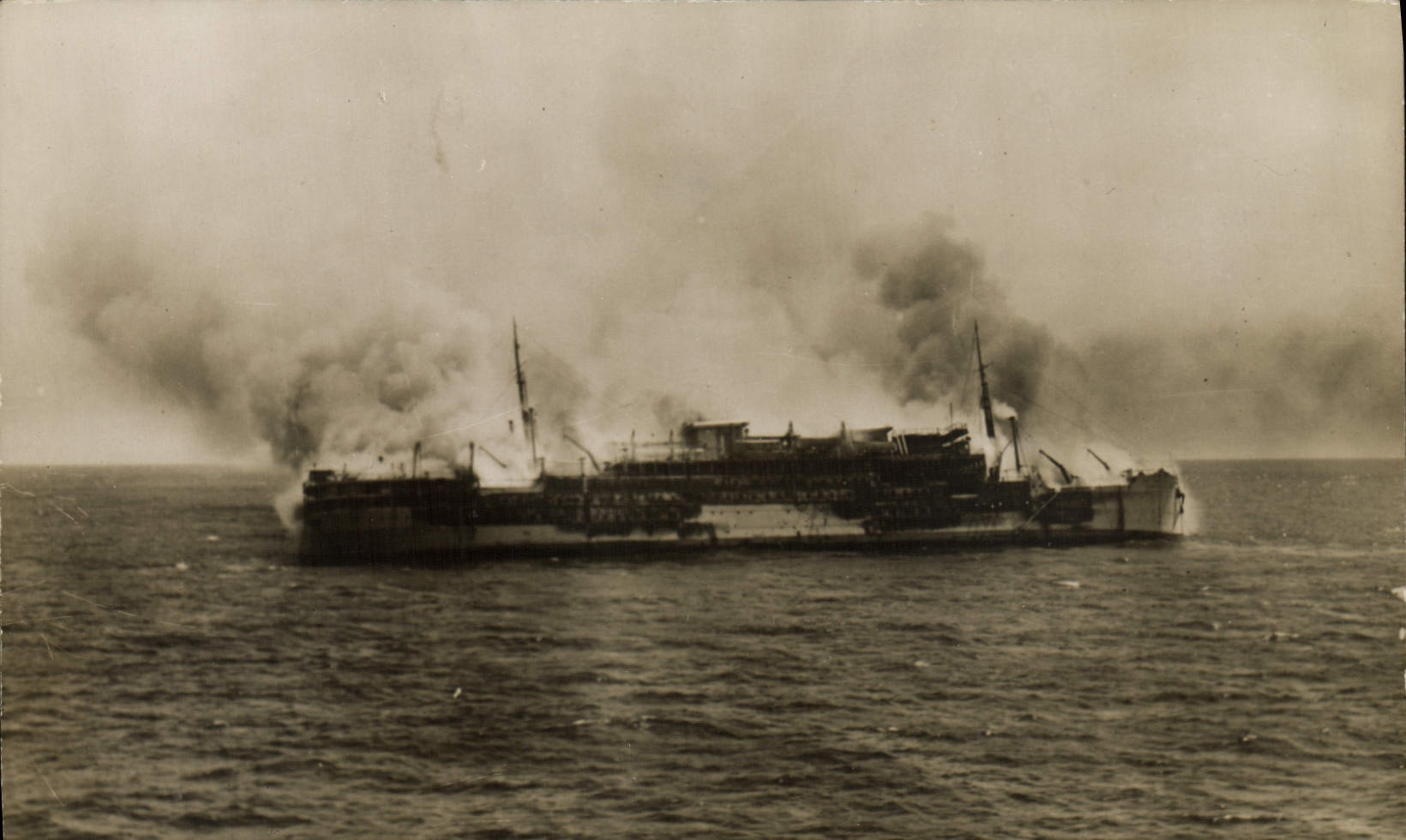 Navire en feu — Épave en mer — Carte postale de Barcelone