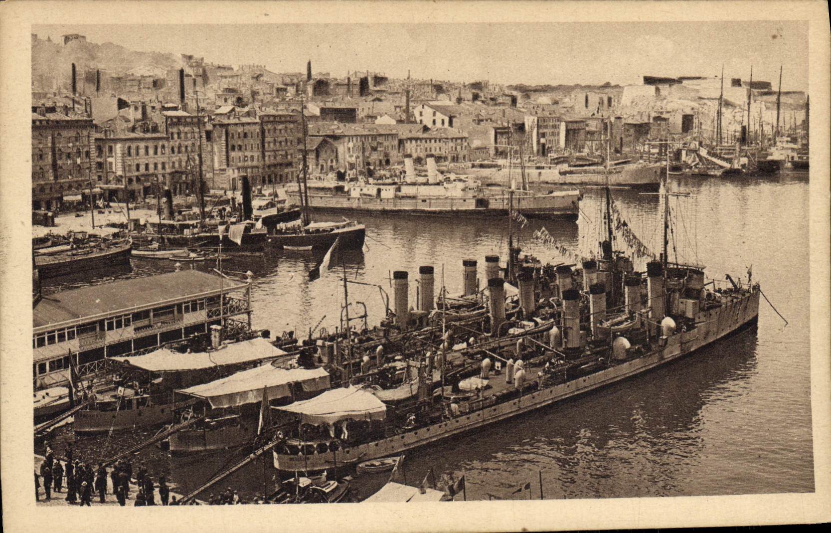 CPA Bateau de guerre Marseille Un coin du vieux port 